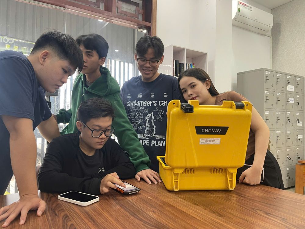 Duy Bình GEO tuyển thực tập sinh trắc địa – trải nghiệm thực tế với máy đo đạc hiện đại